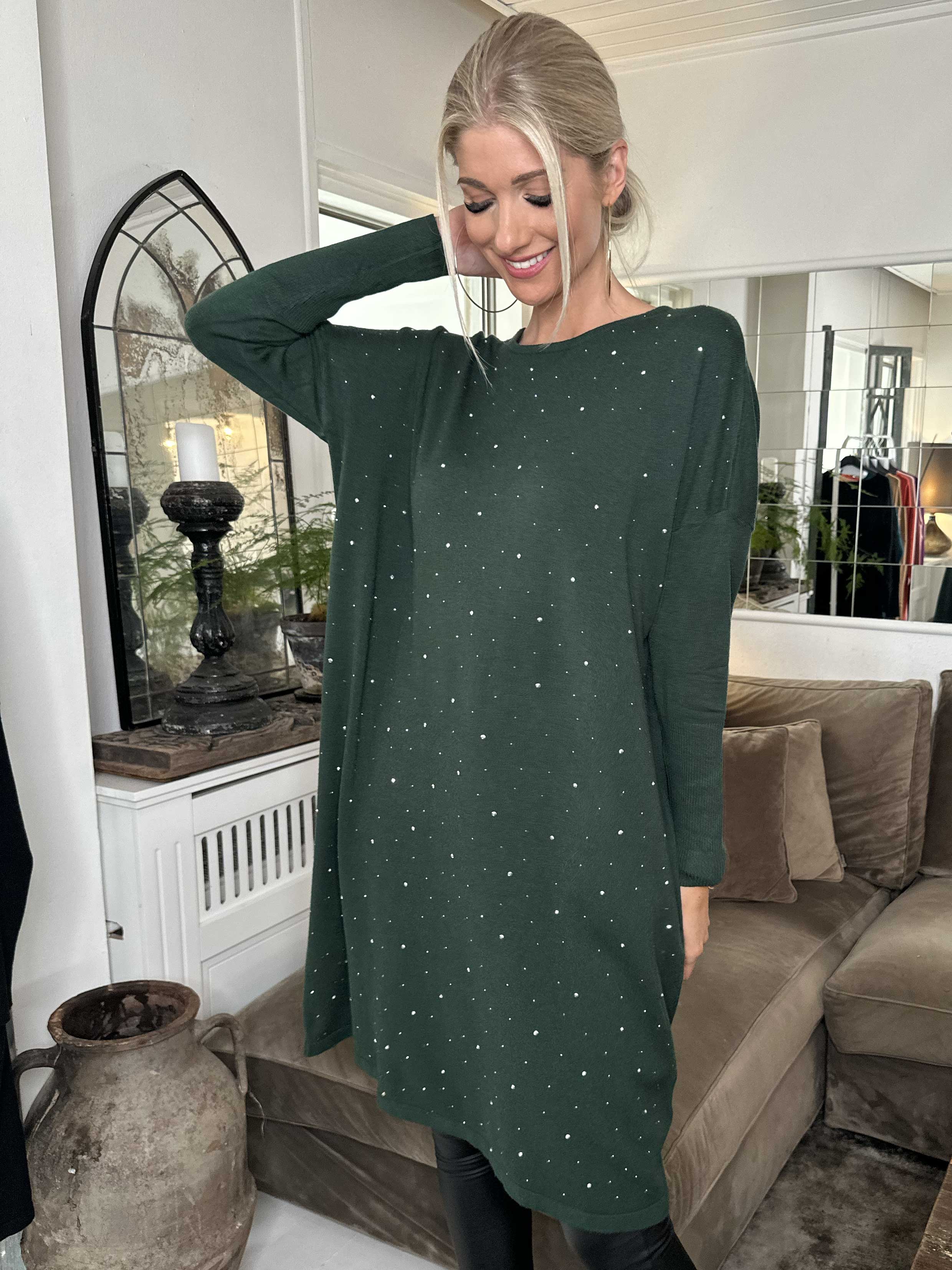 Elisa - Mjuk stickad klänning dekorerad med små stenar